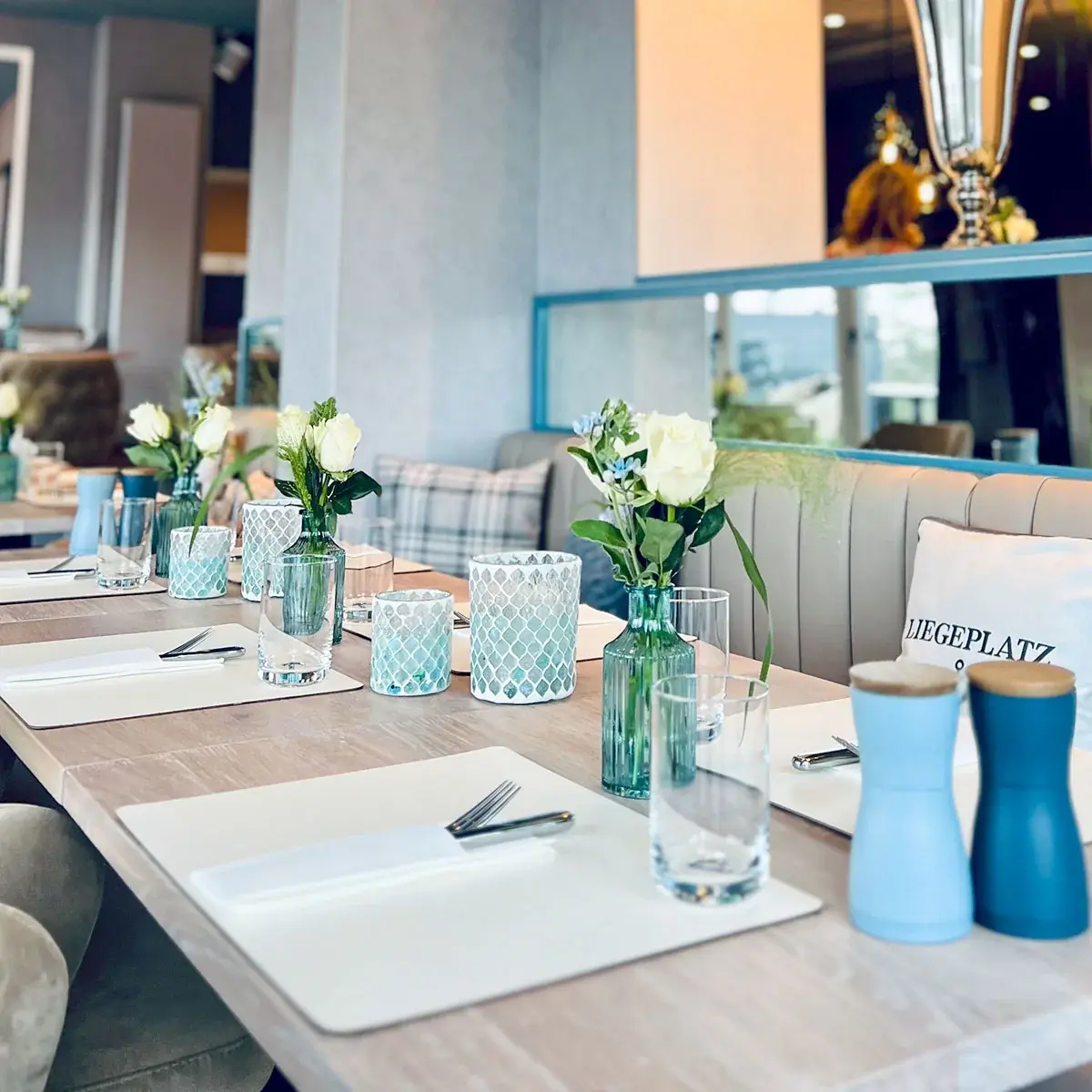 Gedeckter Tisch mit Glas im Bootshaus
